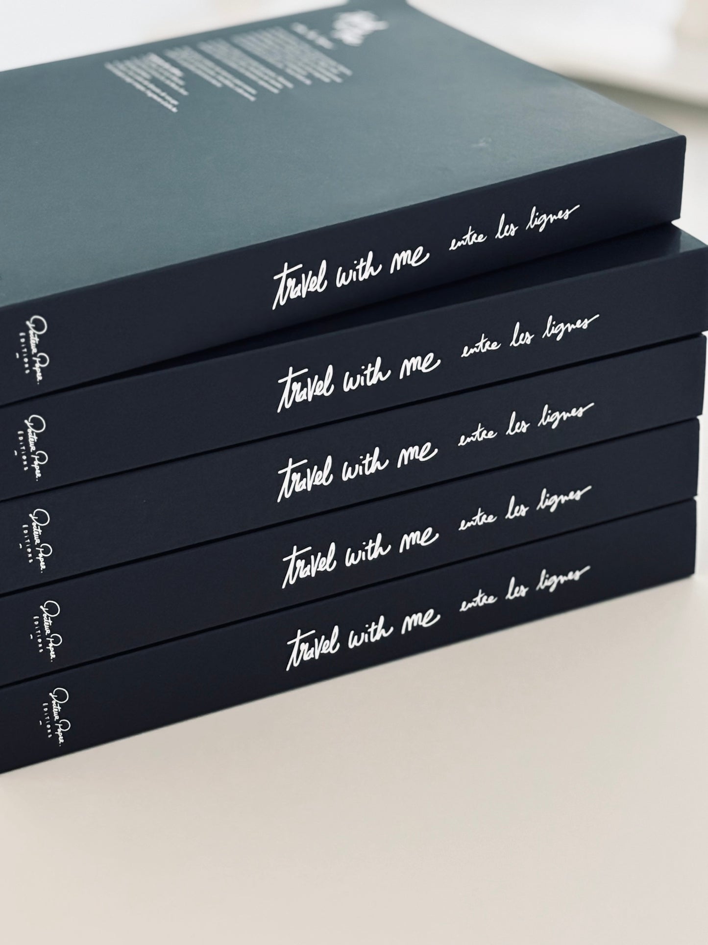 *NEW* Livre « Travel With Me » (Édition limitée)