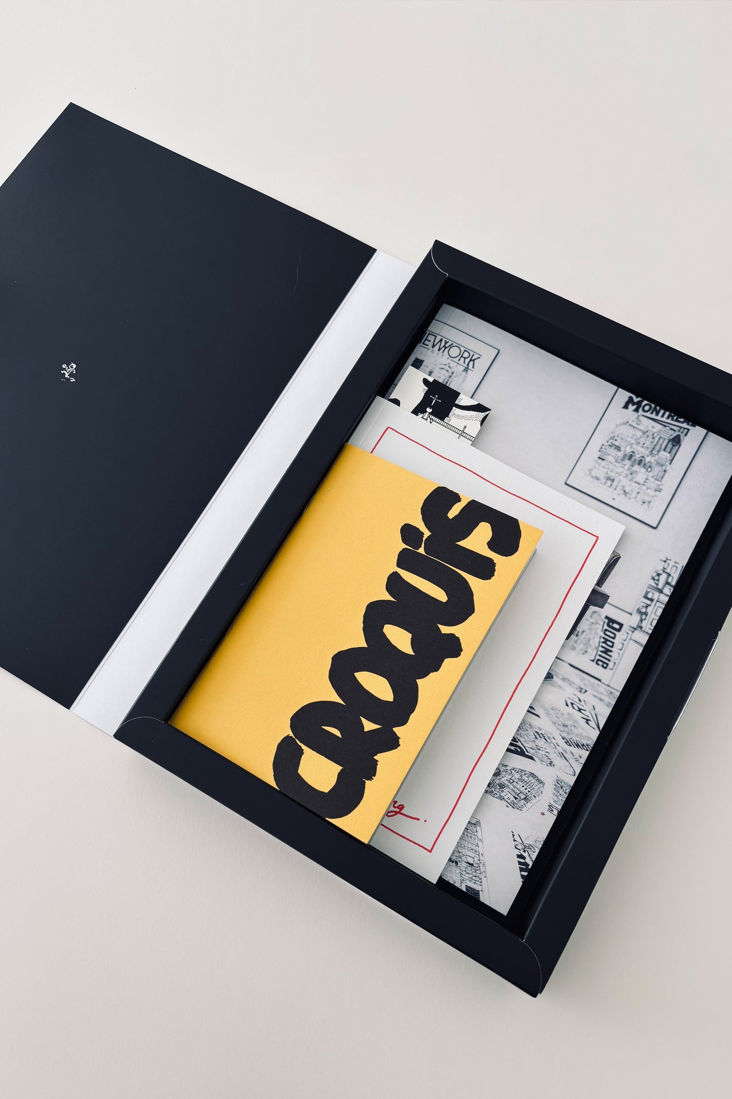 *NEW* Livre « Travel With Me » (Édition limitée)