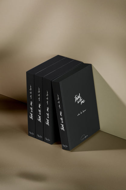 Précommande – Livre « Travel With Me » (Édition limitée)