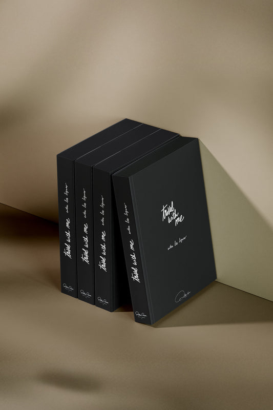 Précommande – Livre « Travel With Me » (Édition limitée)