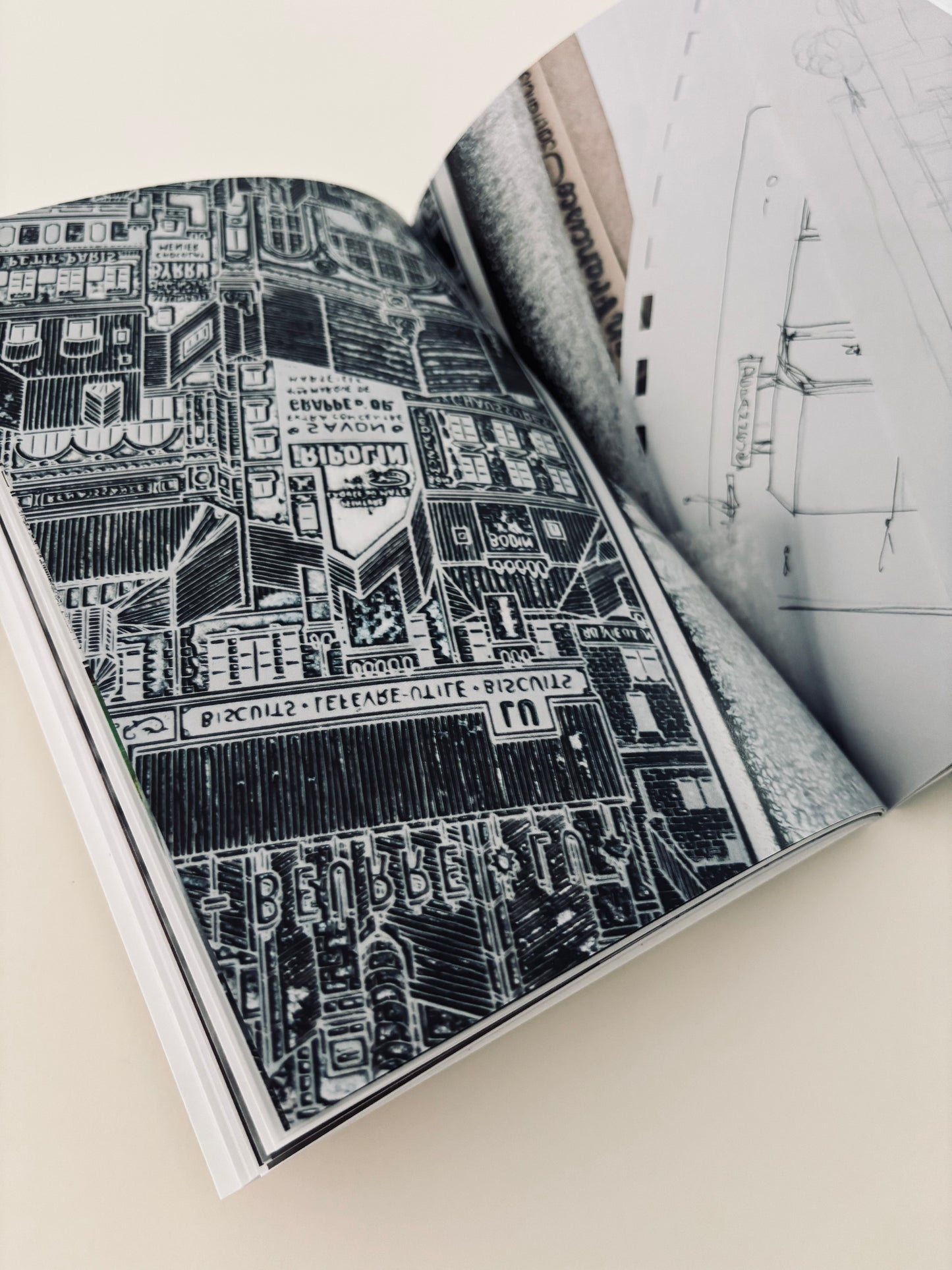 *NEW* Livre « Travel With Me » (Édition limitée)