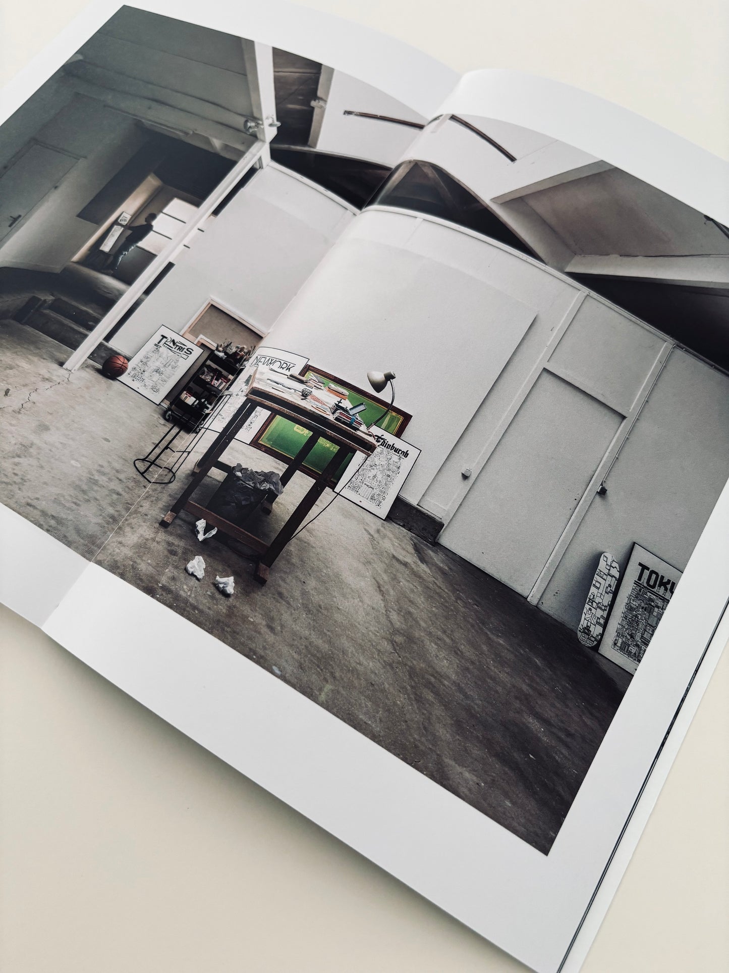 *NEW* Livre « Travel With Me » (Édition limitée)